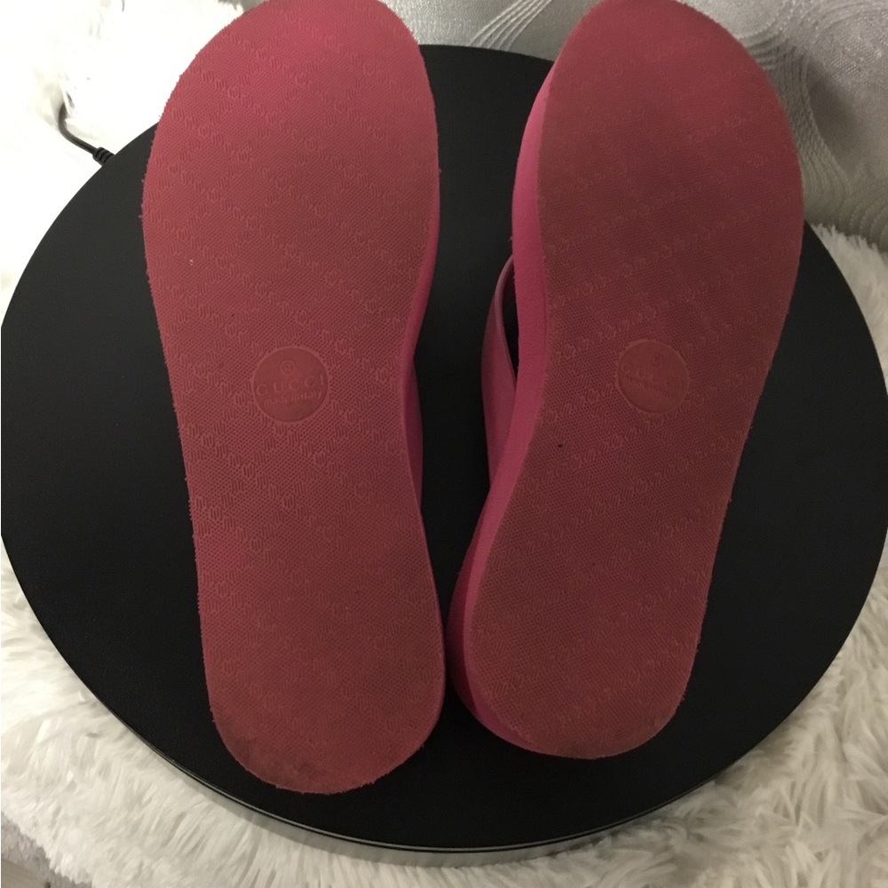 Gucci Hot Pink GG Logo Rubber Flip Flops - Picture 7 of 9